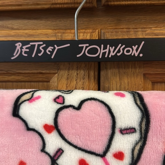 Betsey Johnson Pink Heart shaped Donut Print blanket throw Valentines 50”x 70” - Picture 5 of 7